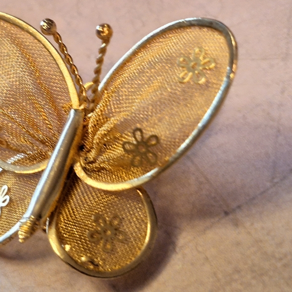 Gold B Mesh Butterfly Brooch/ Pendant - Picture 5 of 5
